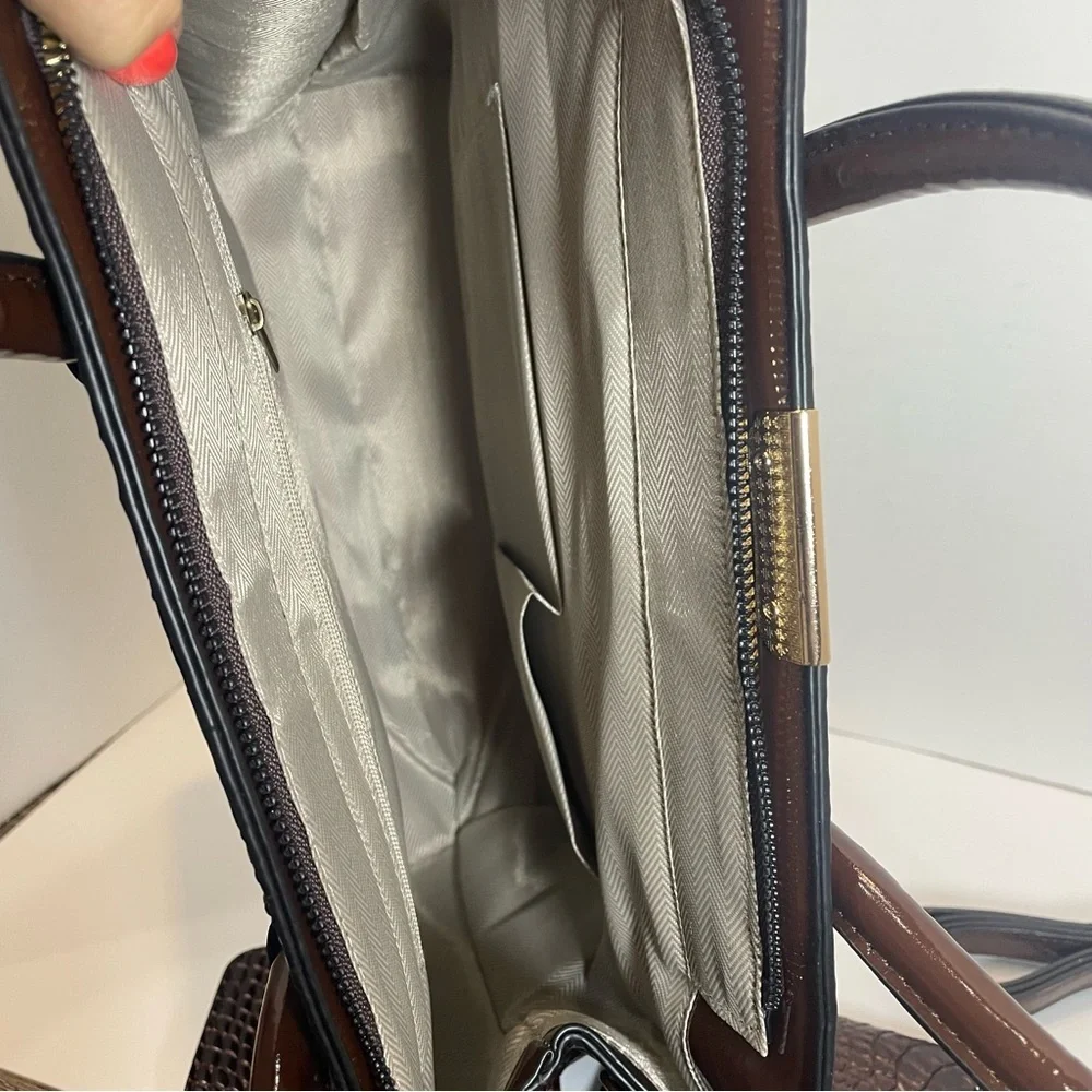 Elegant Brown Crocodile-Embossed Women's Handbag Set.shoulder strap. Unbranded.